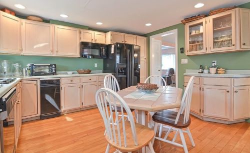 208 Cherry St, Newton MA 02465-1246 exterior