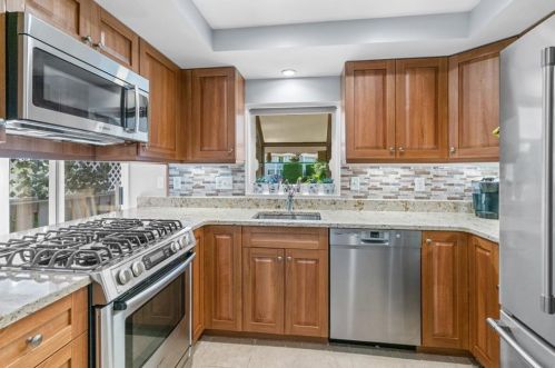 32 Alcott Cir, Taunton MA 02780-1054 exterior