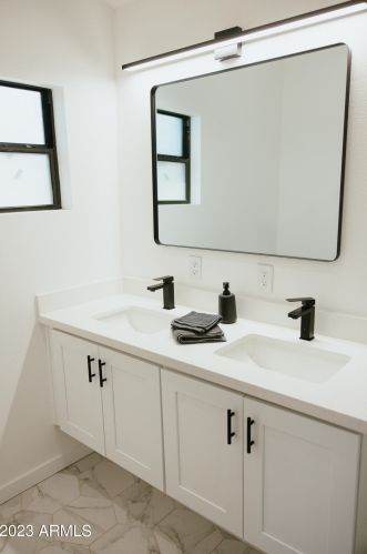 2635 Clarendon Ave, Phoenix AZ 85018-5958 exterior