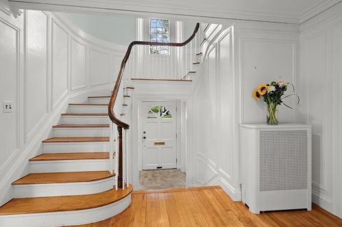 55 Farlow Rd, Newton, MA 02458-2457