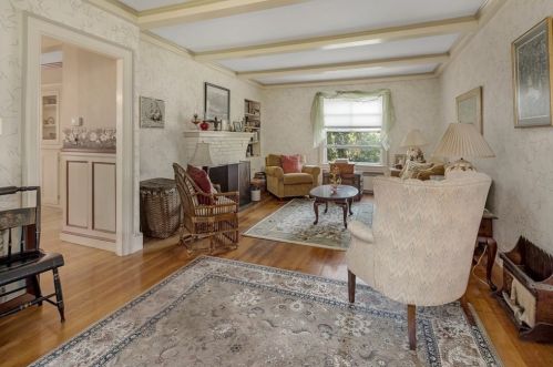 121 Warren Ave, Plymouth MA 02360-2427 exterior