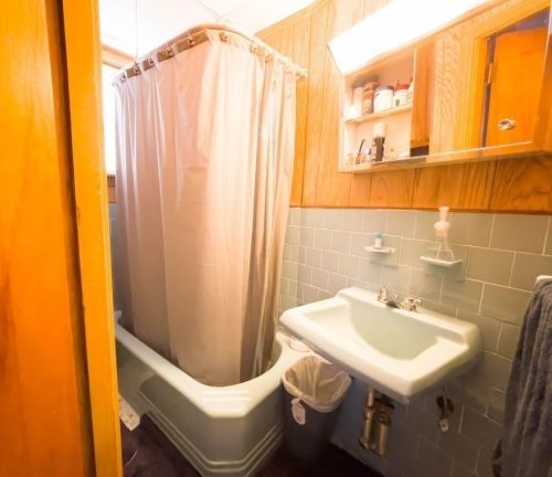 296 Hamlet St, Fall River MA 02724-3340 exterior