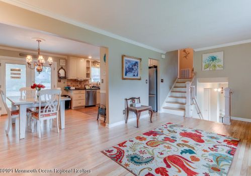 41 Sherwood Rd, Tinton Falls, NJ 07701-5526