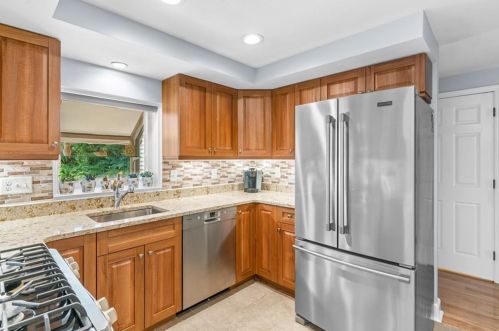 32 Alcott Cir, Taunton MA 02780-1054 exterior