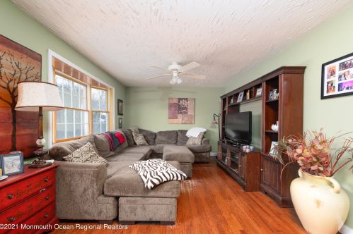 41 Salem Ln, Little Silver NJ 07739-1038 exterior