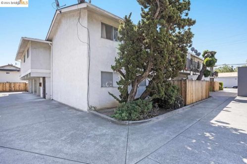 300 Warren Ave, San Leandro CA 94577-5063 exterior