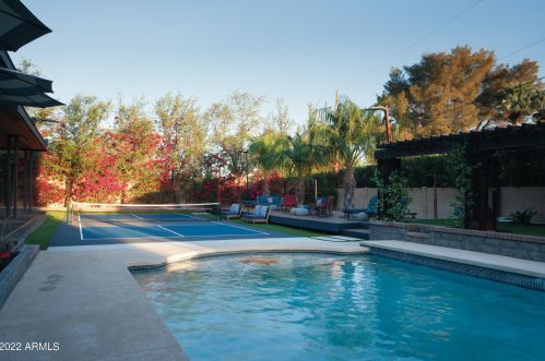 4621 Camelback Rd, Phoenix AZ 85033-1534 exterior