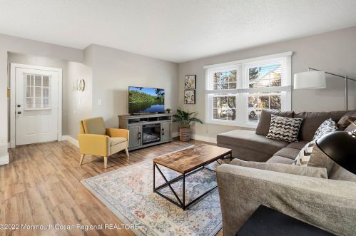 102 Daffodil Dr, Jackson Twp NJ  08527-4171 exterior