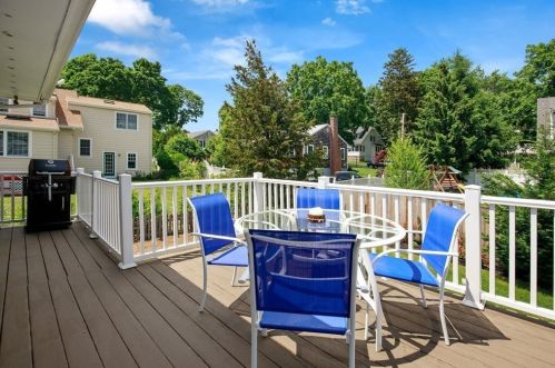 10 Leonard St, Hingham MA 02043-4725 exterior