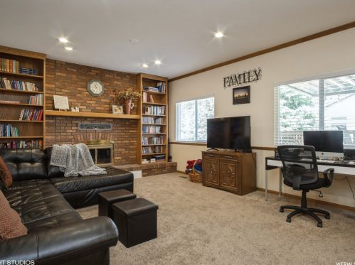 1587 Edgecliff Dr, Sandy UT 84092-4309 exterior