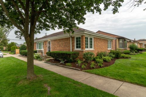 7421 Keeney St, Niles, IL 60714-2917