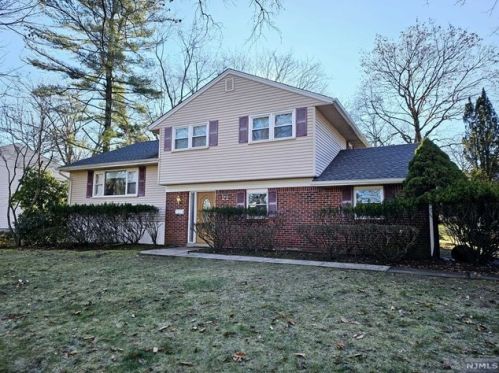 22 Burns Pl, Cresskill NJ  07626-1049 exterior