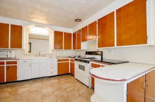 85 Caswell St, New Bedford MA 02745-2702 exterior