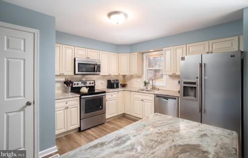 808 Mail Ave, West Deptford NJ  08096-6515 exterior