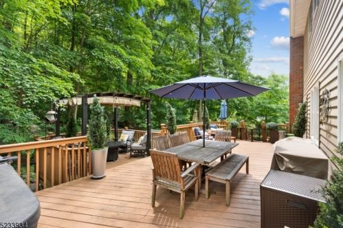 6 Cheshire Ln, Skyline Lakes NJ 07456-2743 exterior