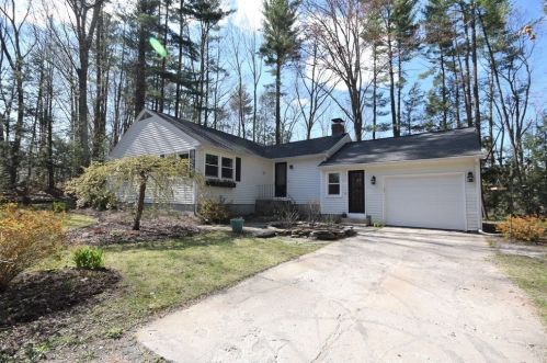 8 Harkness Rd, Amherst MA  01002-9704 exterior