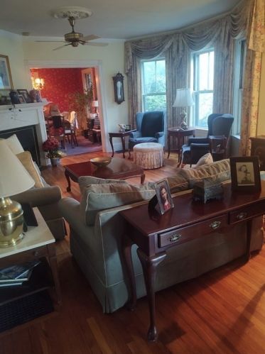 2 Rowe St, Newton, MA 02466-1508