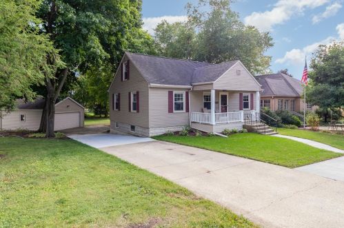 457 Grove Ave, Valpo IN  46385-4240 exterior