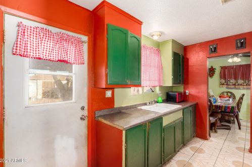 1039 27 Dr, Phoenix AZ 85045-2209 exterior