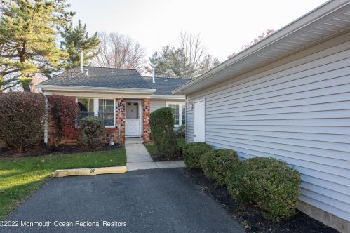 37 Boxwood Ter, Tinton Falls, NJ 07701-6705