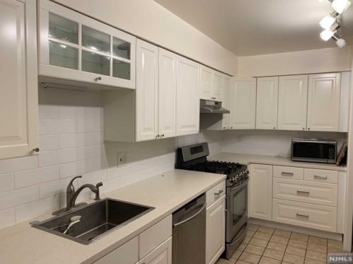 70 Linwood Ave, Cresskill NJ  07626-2104 exterior