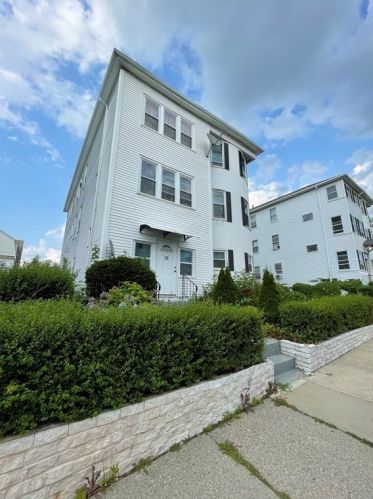 73 Harlem St, Worcester, MA 01610-2161