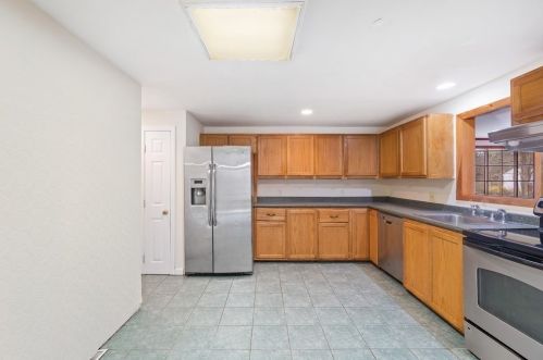 1086 Burt St, Taunton MA 02780-5166 exterior