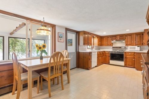 379 Main St, Groveland MA 01834-1428 exterior