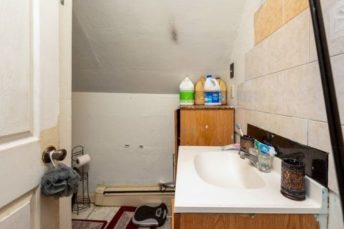 35 Grammont Rd, Worcester MA 01607-1175 exterior