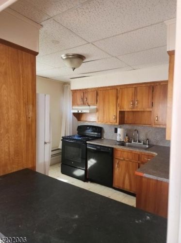 441 Lakeview Ave, Skyline Lakes, NJ 07456-2161