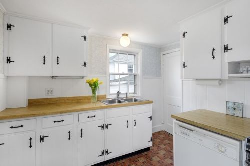 216 Hull St, Hingham MA 02043-1423 exterior