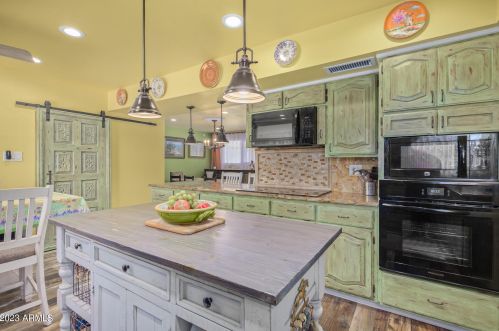 4210 Country Gables Dr, Phoenix AZ 85053-4528 exterior