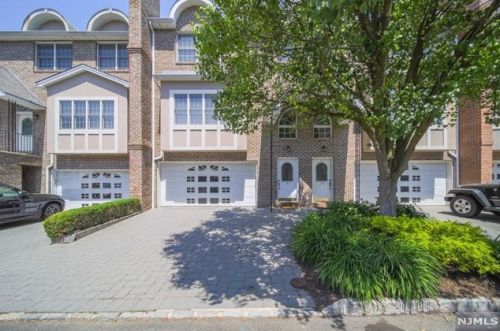 121 Stonegate Trl, Cresskill NJ  07626-2431 exterior