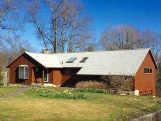 23 Stagecoach Rd, Amherst, MA 01002-3527