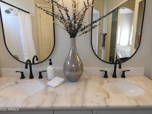 3041 Blackhawk Dr, Phoenix AZ 85050-4821 exterior