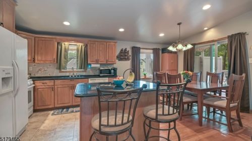 72 High Mtn Rd, Skyline Lakes NJ 07456-2510 exterior