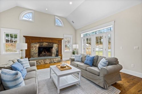 44 Canterbury St, Hingham MA 02043-1453 exterior