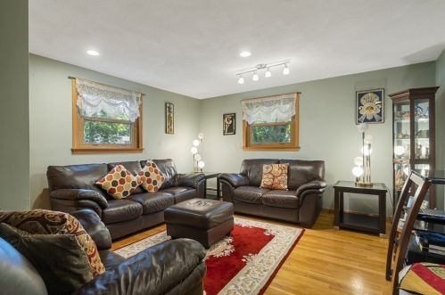 2 Jonathan Rd, Burlington MA 01803-1414 exterior