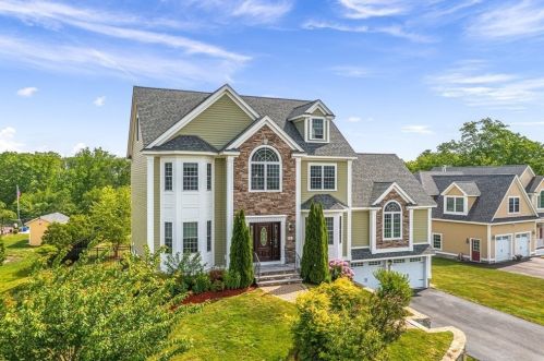 15 Brentwood Dr, Dracut, MA 01826-1380