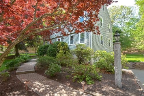 18 Beaverbrook Rd, Norfolk, MA 02056-1522