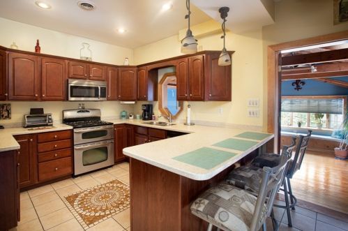 183 Thomas St, Fall River MA 02723-2404 exterior