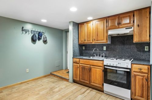 1069 Burt St, Taunton MA 02780-5166 exterior