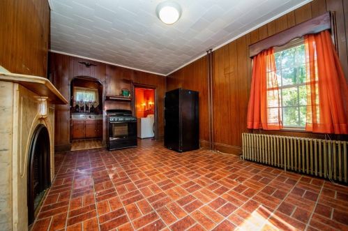 93 Grv St, Fall River MA 02720-5008 exterior