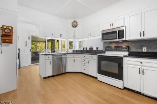 27 Ridgedale Ave, East Hanover NJ 07936-1804 exterior