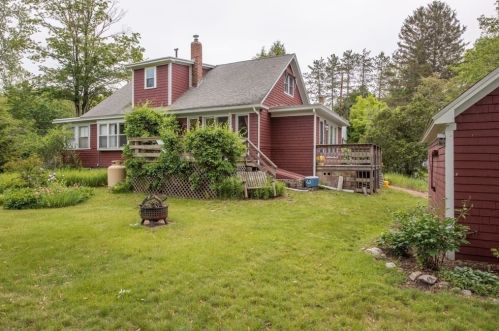 185 Pelham Rd, Amherst MA 01002-9777 exterior