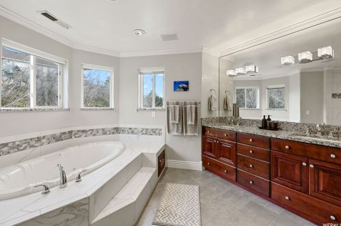 35 Lone Holw Dr, Sandy UT 84092-5530 exterior