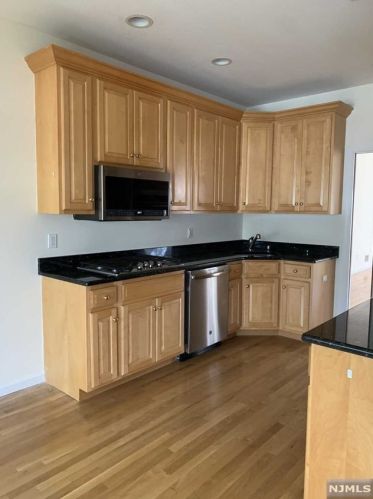 166 Stonegate Trl, Cresskill NJ  07626-2412 exterior