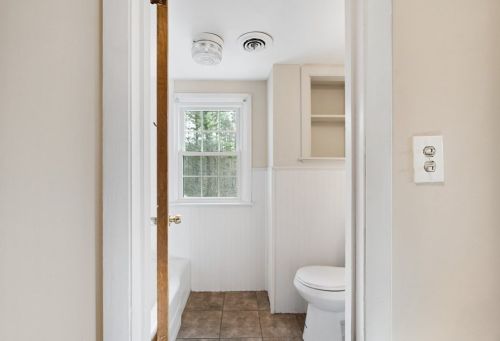 1086 Burt St, Taunton MA 02780-5166 exterior