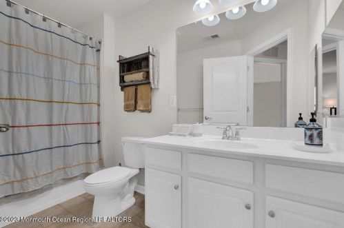 16 Kyle Dr, Tinton Falls NJ 07712-7536 exterior