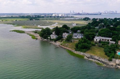 142 Crabtree Rd, Quincy MA 02171-1250 exterior